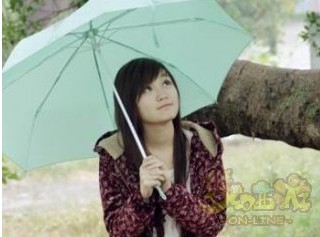 伞下漂亮女孩