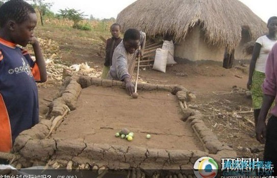 非洲穷人用泥做的台球桌