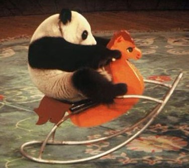 可爱的熊猫玩木马