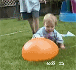 小孩玩爆装水的汽球