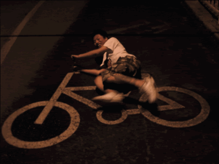 骑一下画在地上的自行车