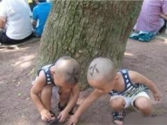 给双胞胎小孩头上做个标记