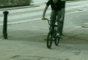 玩单车特技时不慎摔倒